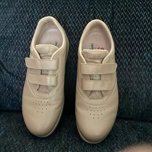 Womens SAS adjustable straps allow you to fit of the shoe to your foot